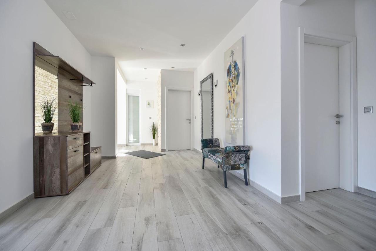 Moderner Bungalow Mit Meerblick Лун Екстериор снимка
